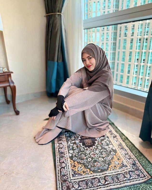 8 Pictures of Happy Asmara Wearing Hijab During Umrah