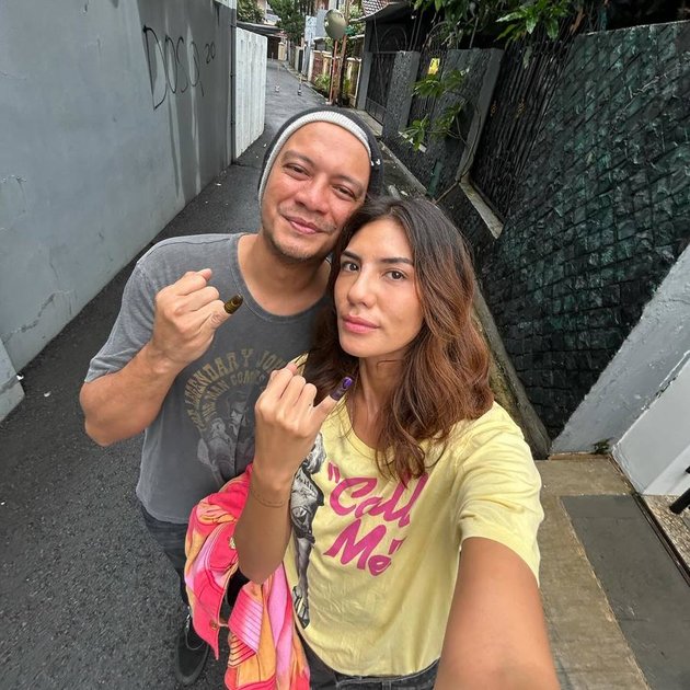 8 Portraits of Harmonious Nadila Ernesta and Eno Netral in their 11th Year of Marriage, Still Sweet