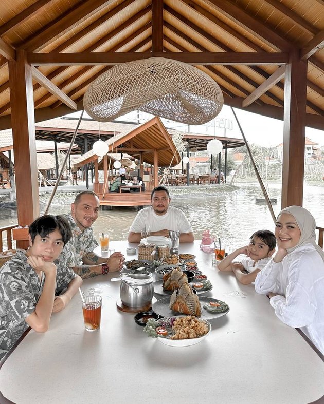 8 Portraits of Gary Iskak's Harmonious Household During Vacation in Bali, Richa Novisha Close to Stepchild