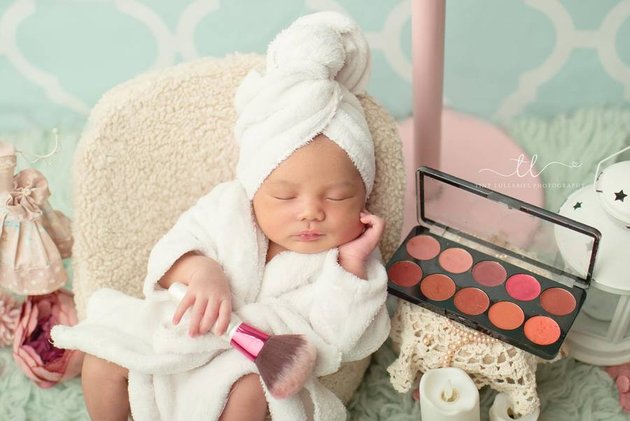 8 Portraits of Baby Azura's Newborn Photoshoot, Ready to Become an Influencer Like Her Father