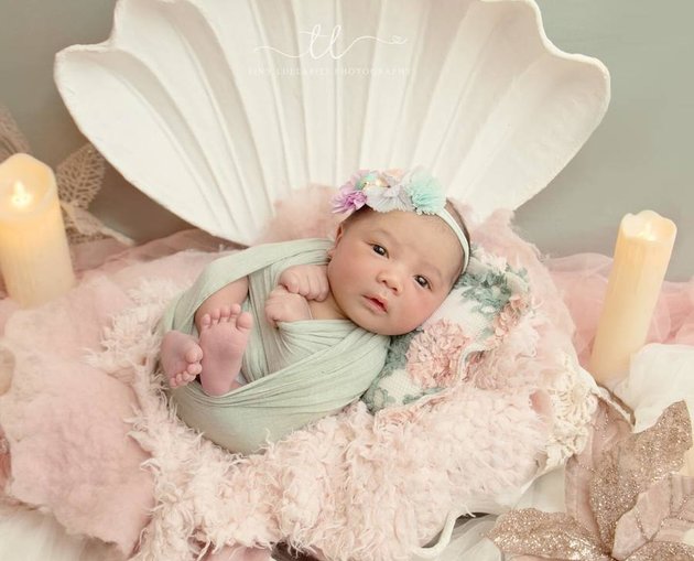 8 Portraits of Baby Azura's Newborn Photoshoot, Ready to Become an Influencer Like Her Father