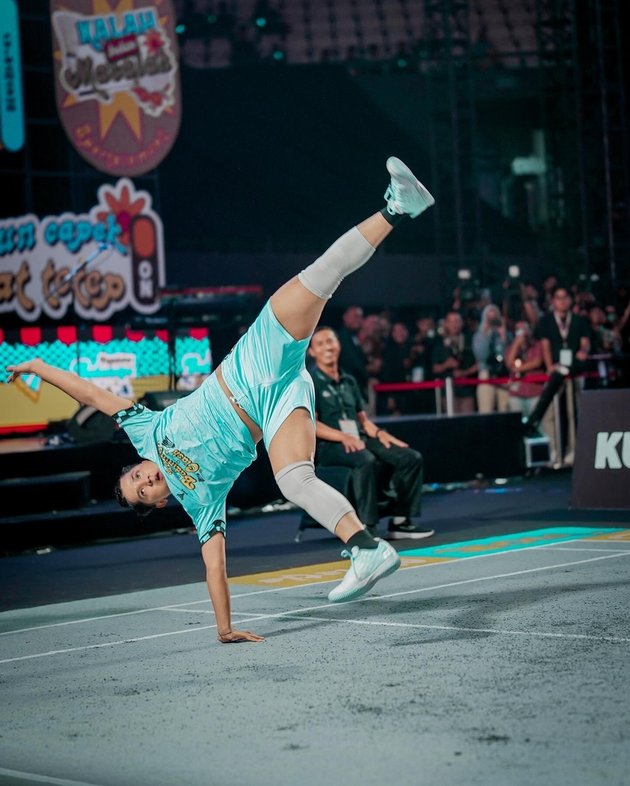 8 Exciting Photos of Jirayut During the Badminton Clash, From Dancing to Doing Somersaults