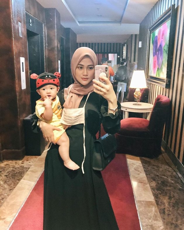 8 Portraits of Henny Rahman, Alvin Faiz's Wife, When Taking Care of Their Only Child, Wearing Matching Clothes - Mirror Selfie Photo Together