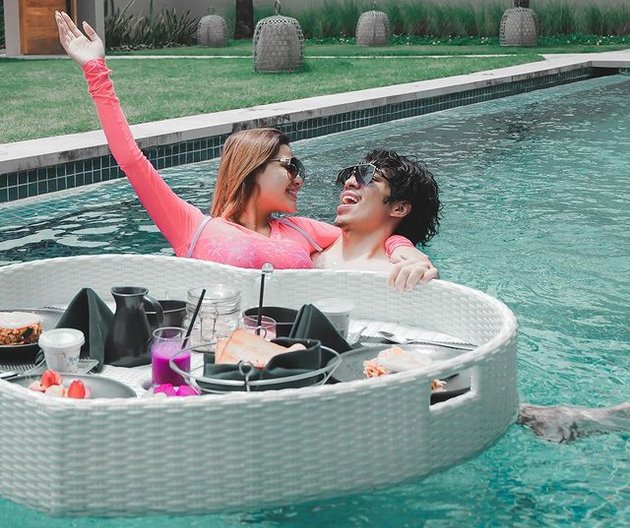 8 Photos of Aurel and Atta Halilintar's Honeymoon in Bali, Showing Intimate Moments in the Swimming Pool