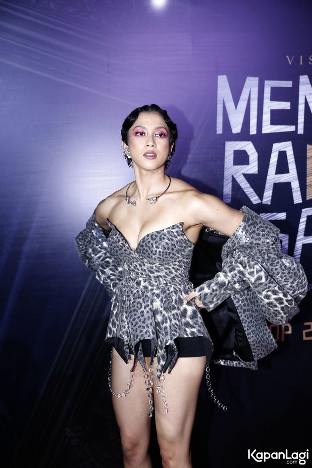8 Hot Photos of Aghniny Haque on the Red Carpet Premiere of 'MENCURI RADEN SALEH', Bold Appearance - Showing Body Goals