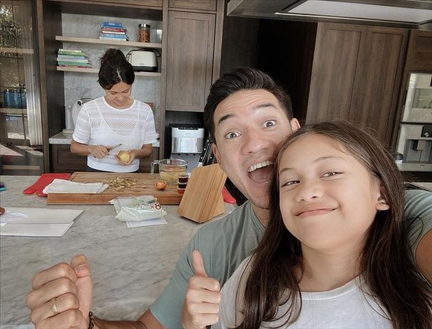 Lihat saja bagaimana momen manis ketika Andrew asyik main dan selfie bareng si cantik Sarah saat Nana Mirdad sedang sibuk memasak untuk mereka.