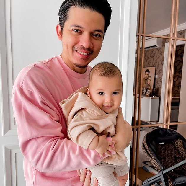 8 Handsome Hot Daddy Irwansyah Portraits When Babysitting Baby Ukkasya, Ideal Husband!