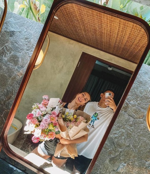 8 Hot Photos of Andrea Dian and Ganindra Bimo's Vacation in Bali, Kissing on the Beach - Bathing Together in the Bathtub