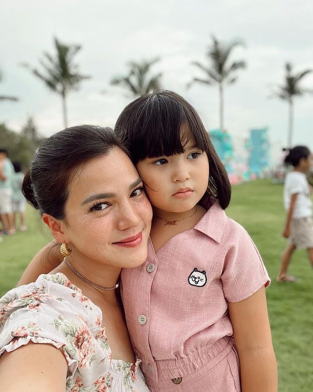 8 Hot Mom Alice Norin's Portraits at Baby Claire's Birthday Party, So Beautiful!
