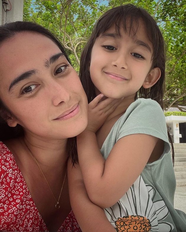 8 Portraits of Hot Single Mom Alexandra Gottardo with Her Daughter who is Compact, Beautiful Competitor and Her Face is More Similar