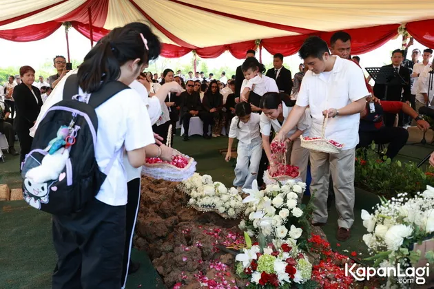 Hotma Sitompul Dimakamkan Secara Militer