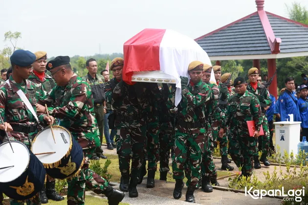 Hotma Sitompul Dimakamkan Secara Militer