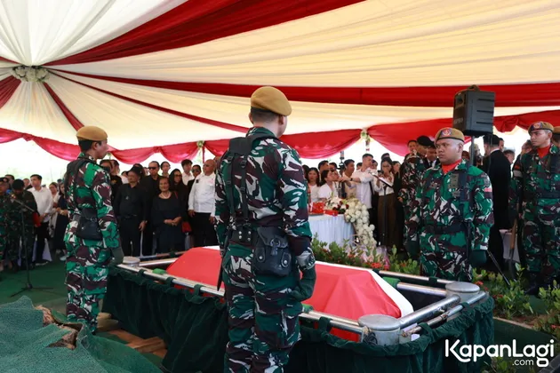 Hotma Sitompul Dimakamkan Secara Militer