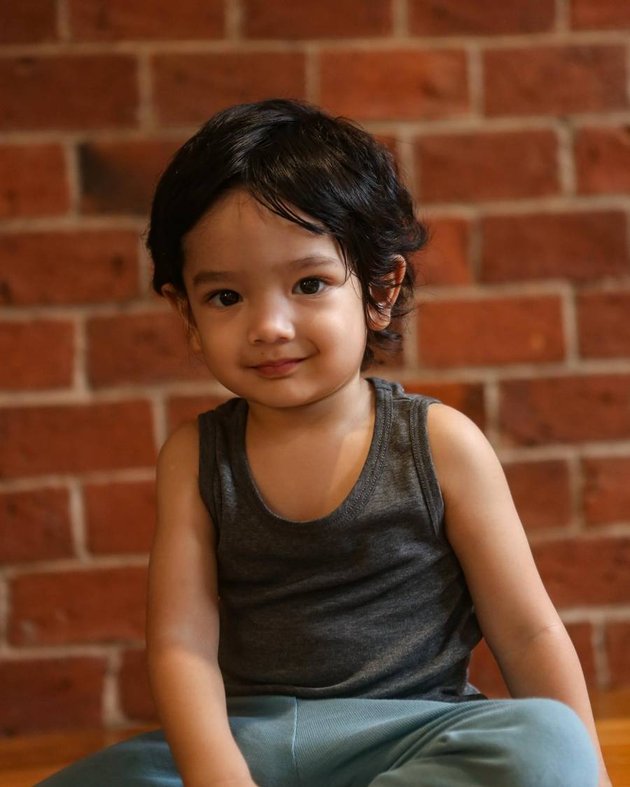 8 Portraits of Ibrahim, the Handsome Son of Arya Saloka and Putri Anne that Will Make You Stare, His Behavior is Even More Adorable