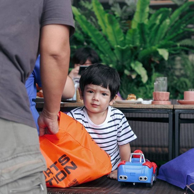 8 Portraits of Ibrahim, the Handsome Son of Arya Saloka and Putri Anne that Will Make You Stare, His Behavior is Even More Adorable