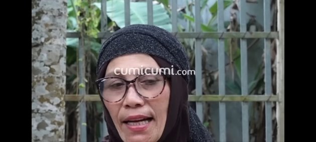 8 Portraits of Indah Permatasari's Mother Returning from Umrah, Admitting Not Praying for Arie Kriting, Still Calling Her Son-in-Law Evil