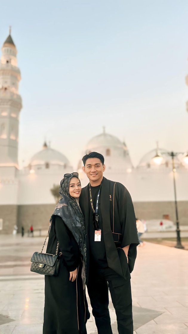 Crying in Front of the Kaaba, 8 Portraits of Ifan Seventeen and Citra Monica's Umrah - Worship and Romantic Date at the Same Time