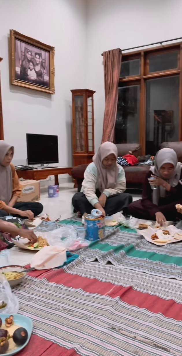 8 Portraits of Iis Dahlia During Ramadan, Returning to Indramayu - Gathering with Family 