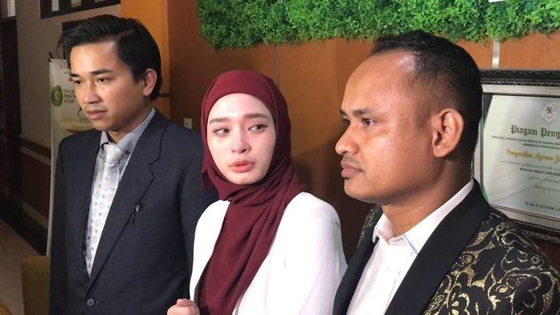 8 Photos of Inara Rusli Prostrating in Gratitude After Winning Absolute, Entitled to Lifetime Royalties - Her child receives maintenance until adulthood