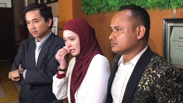 8 Photos of Inara Rusli Prostrating in Gratitude After Winning Absolute, Entitled to Lifetime Royalties - Her child receives maintenance until adulthood