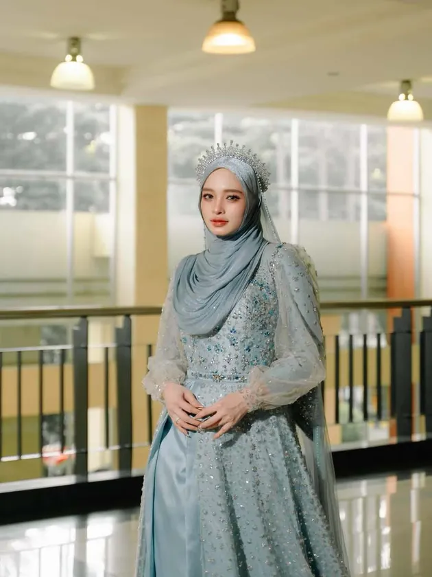Potret Inara Rusli tampil dengan gaun dan mahkota