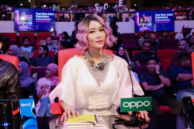 8 Portraits of Inul Daratista as a Judge in the Malaysian Comedy Competition, Beautiful and Enchanting