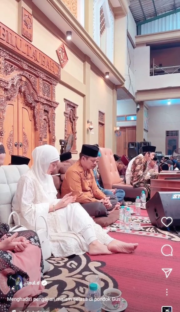 8 Potraits of Inul Daratista When Attending Gus Iqdam's Religious Gathering in Blitar - East Java, Criticized for Her Sitting Position - Speaks Up Immediately