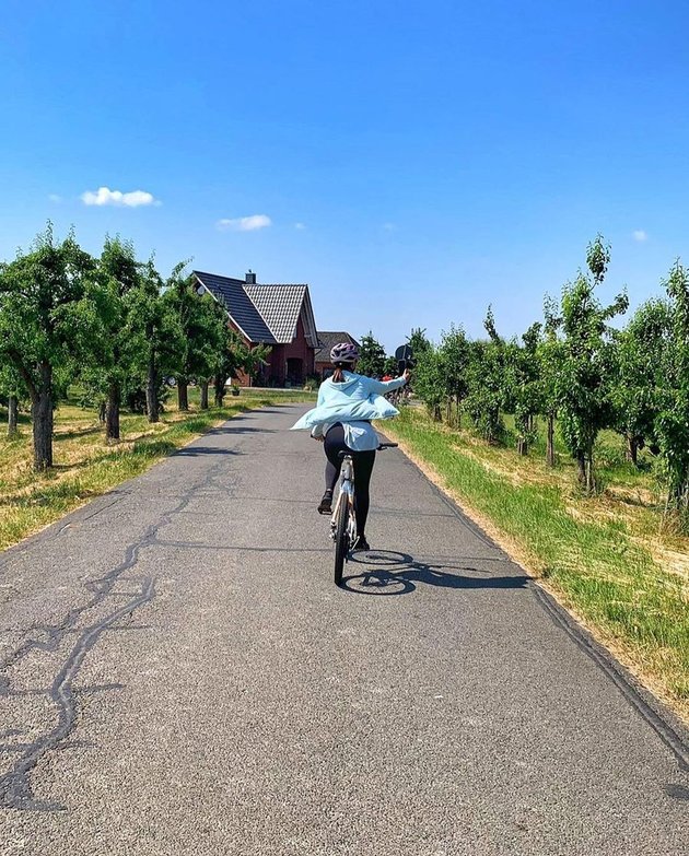 8 Photos of Ira Wibowo Enjoying Cycling in Germany, Claiming to be Hot but Not Sweating - Taking a Ferry to the Aircraft Factory