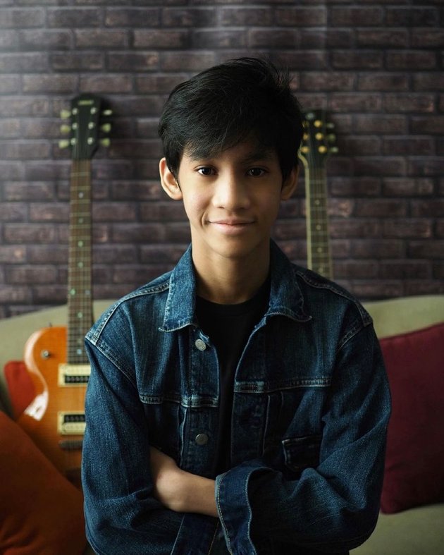 8 Rarely Seen Portraits of Ismael, Andra Ramadhan's Handsome and Cool Son - Enjoys Playing Games