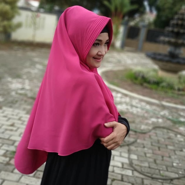 8 Portraits of Itje Trisnawati, the Old-School Singer who is Now Wearing Hijab and Still Beautiful in Her Mid-Fifties