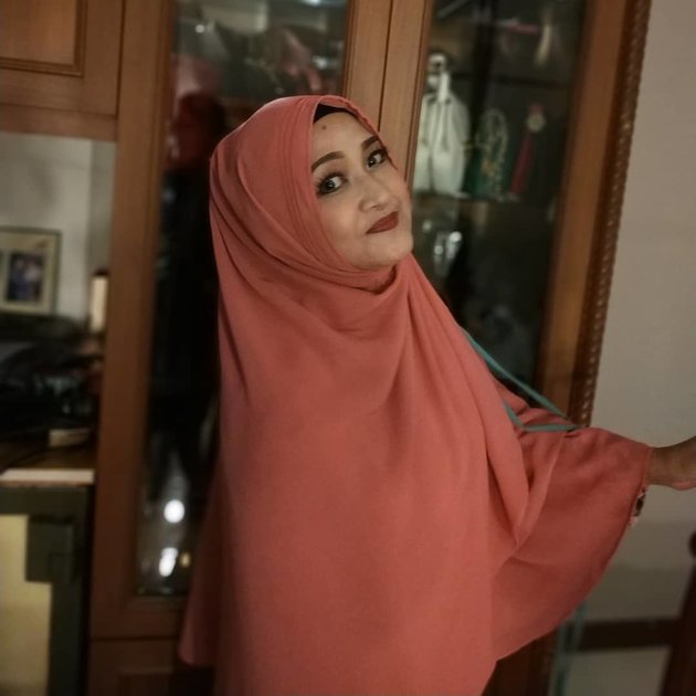 8 Portraits of Itje Trisnawati, the Old-School Singer who is Now Wearing Hijab and Still Beautiful in Her Mid-Fifties
