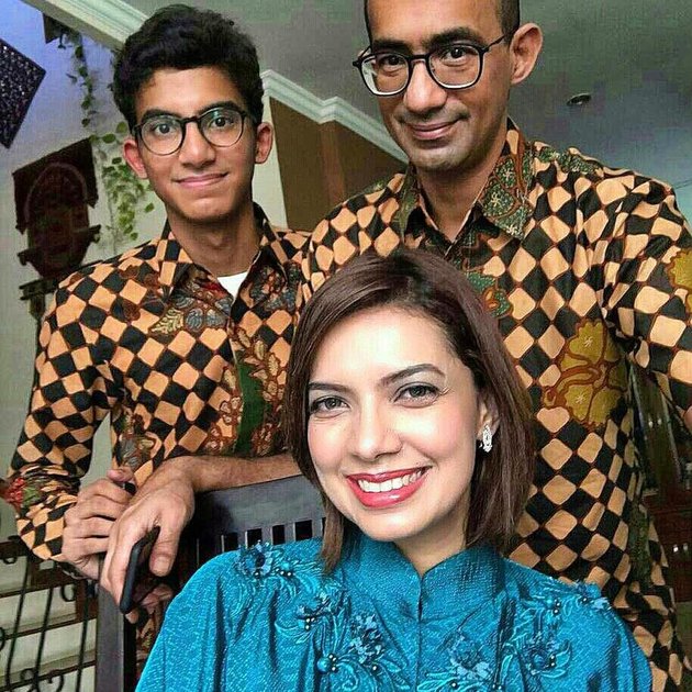 8 Portraits of Izzat, Najwa Shihab's Handsome and Newly Graduated Son from a Prestigious University in England - Called the Successor of His Mother because of This
