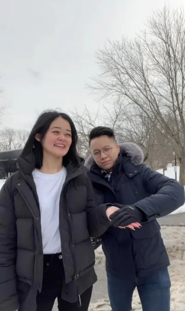 Inilah postingan perdana Gisela Cindy yang akhirnya memamerkan sosok sang pacar ke publik. Diketahui kalau pacarnya itu adalah pria asal Vietnam bernama James Nguyen.