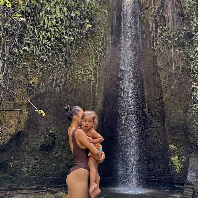 8 Photos of Jennifer Bachdim Showing off her Body Goal under the Waterfall, Netizens: She must never eat Mendoan and Martabak Late at Night