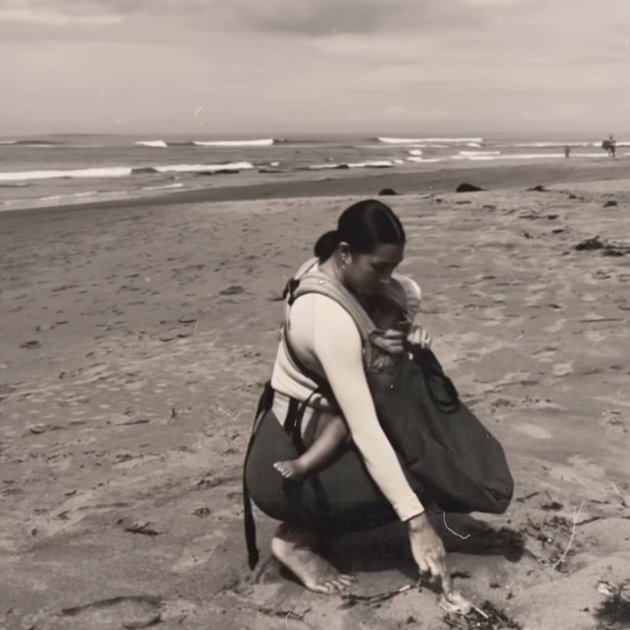 8 Portraits of Jennifer Bachdim Picking Up Trash on the Beach While Carrying a Child, Netizens: Definition of Beauty Inside and Out!