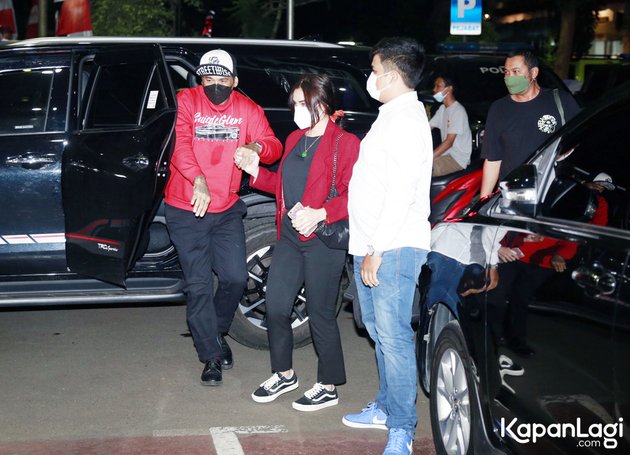 Jerinx tiba di Jakarta ditemani oleh sang istri, Nora Alexandra dan juga pengacaranya, Gede Manik Yogiartha, Jumat (13/8/2021).