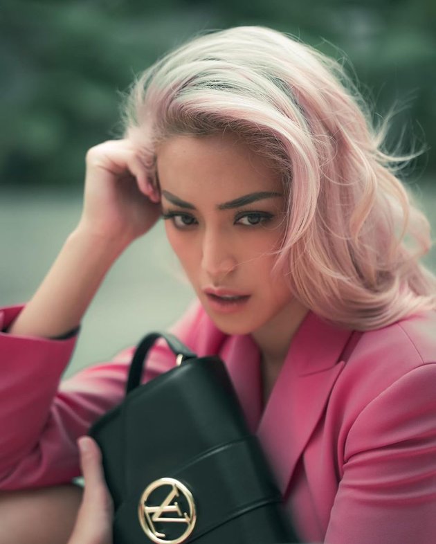 8 Portraits of Jessica Iskandar Looking More Beautiful with Pink Hair, Looking Different!