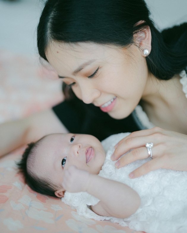 8 Portraits of Jessica Tanoe Celebrating Julia's 1 Month, Simple Party at Home - Grandparents of the Conglomerate All Attended