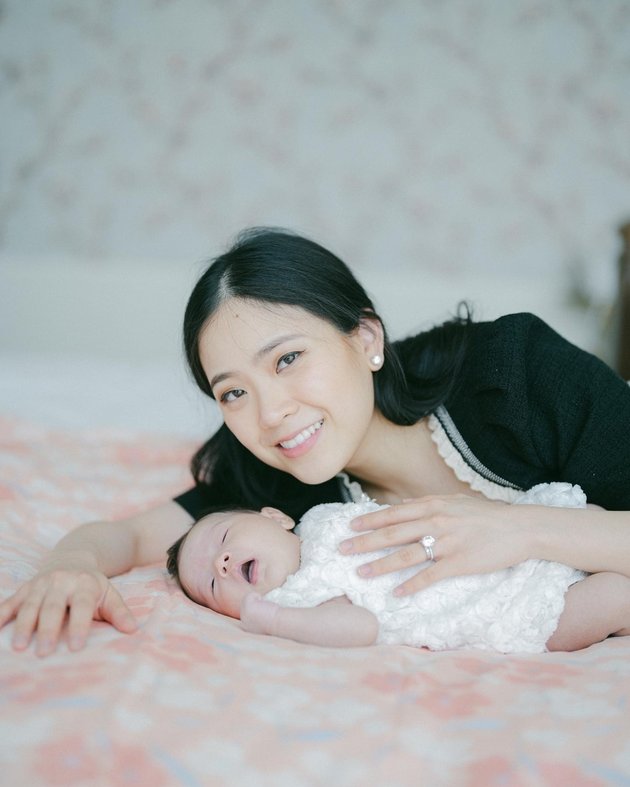 8 Portraits of Jessica Tanoe Celebrating Julia's 1 Month, Simple Party at Home - Grandparents of the Conglomerate All Attended