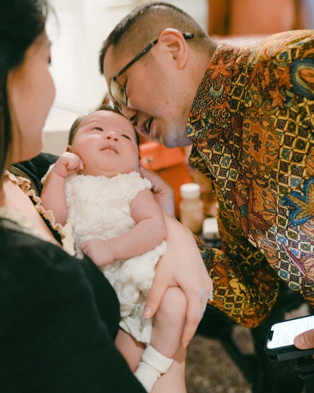 8 Portraits of Jessica Tanoe Celebrating Julia's 1 Month, Simple Party at Home - Grandparents of the Conglomerate All Attended