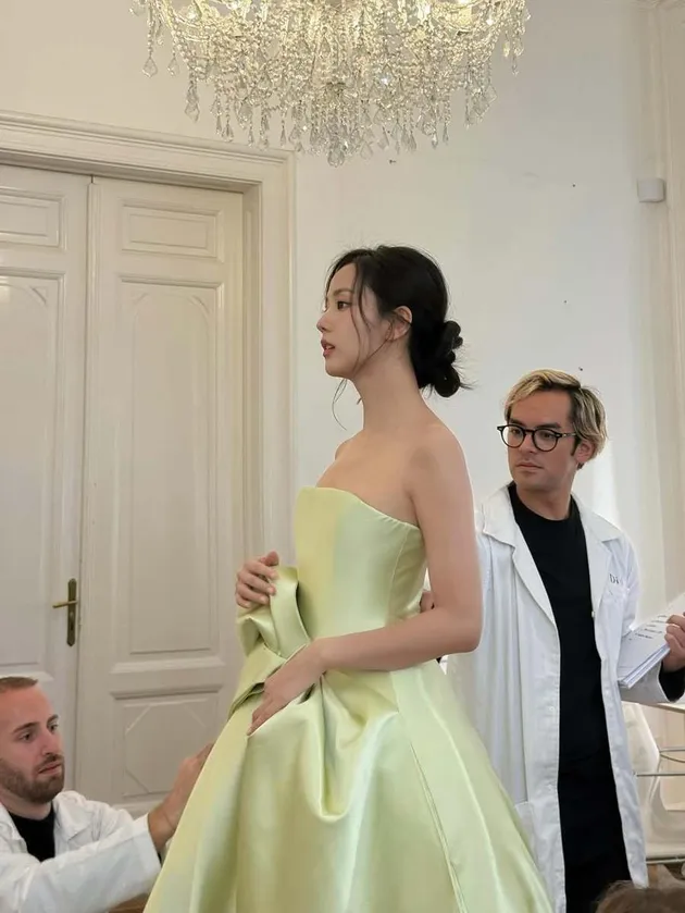 Jisoo BLACKPINK Fitting Baju Bareng Dior