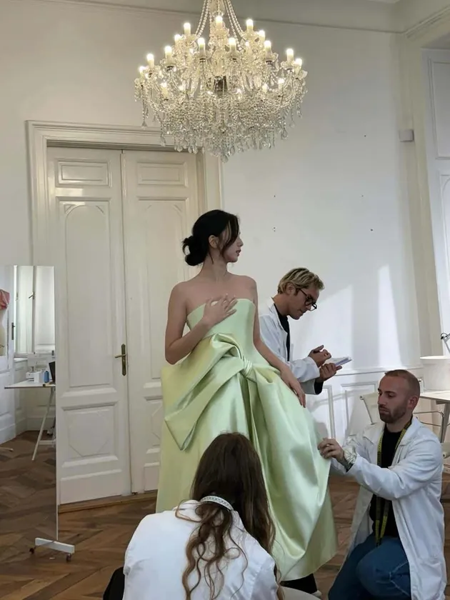 Jisoo BLACKPINK Fitting Baju Bareng Dior