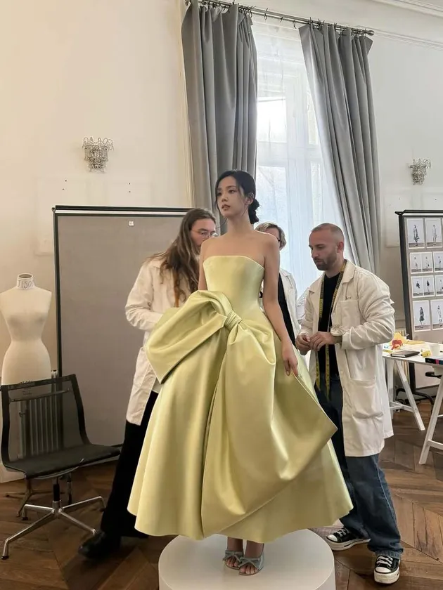 Jisoo BLACKPINK Fitting Baju Bareng Dior