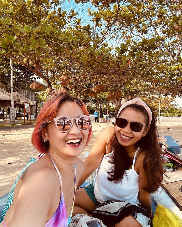 8 Photos Of Joanna Alexandra Enjoying A Beach Vacation Confidently Showing Off Her Body Goals
