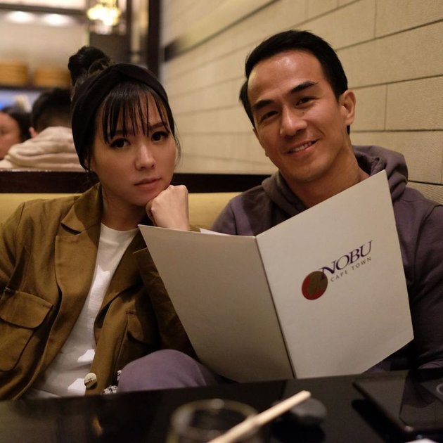 8 Portraits of Joe Taslim and Wife Celebrating 15 Years of Marriage, Sharing Love Journey