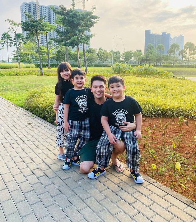 8 Portraits of Jonathan Frizzy, Star of 'TAKDIR CINTA YANG KUPILIH', with His Adorable Children, Always Making Time for Quality Time in Between Filming
