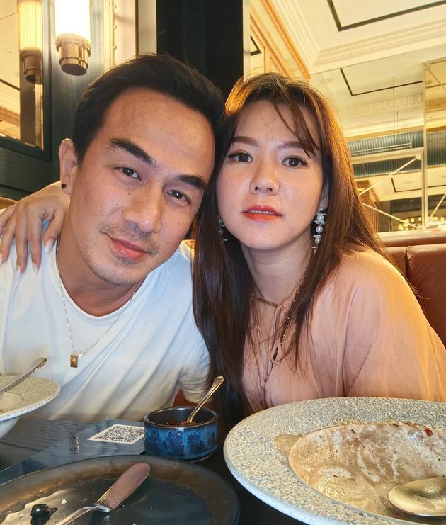 8 Portraits of Julia, Joe Taslim's Wife, Who Looks Even Younger at Almost 40 Years Old, Hot Mom of 3 Children Showing Body Goals