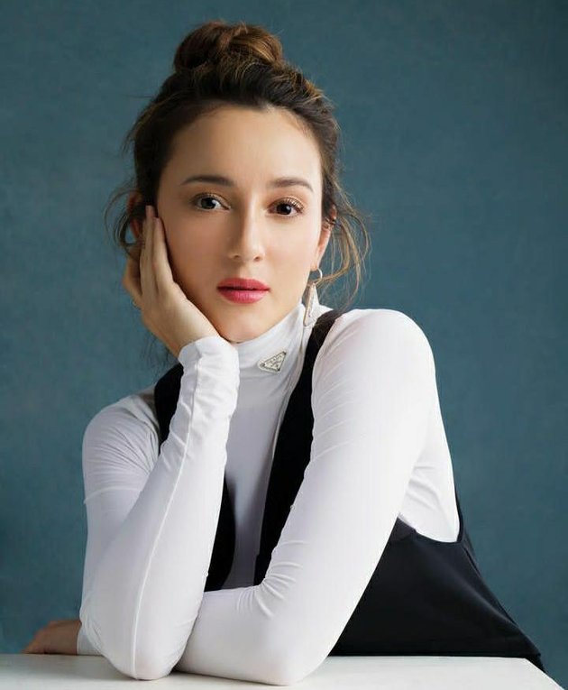 8 Portraits of Julie Estelle who Boldly Joined 