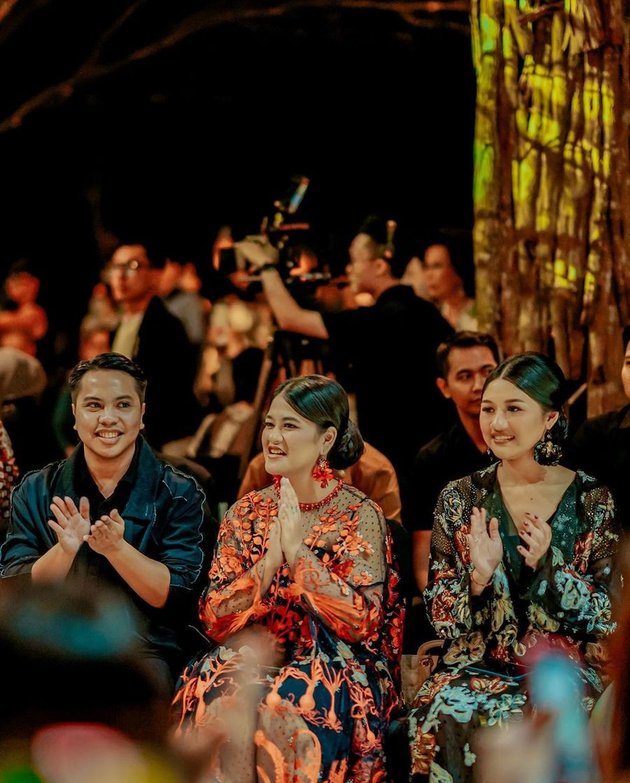 8 Photos of Kahiyang Ayu at a Fashion Show, Beautiful and Elegant - Netizens Focus on Kaesang Pangarep Instead