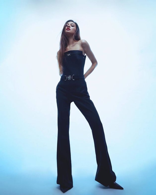 8 Photos of Mikha Tambayong's Long Legs, Radiating Top Supermodel Aura